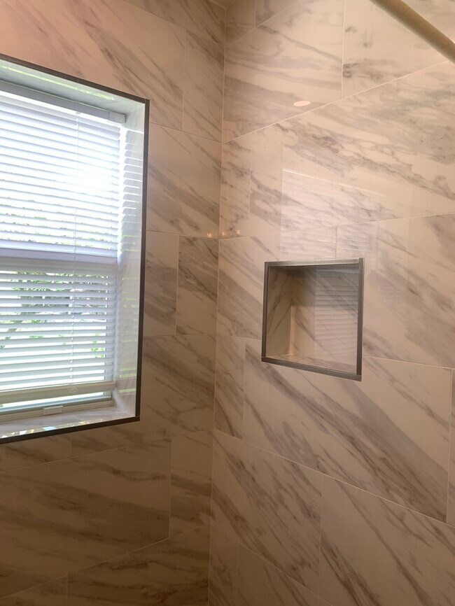 Building Photo - REMODELED 2 BR, 1 BATH 1 CAR GARAGE !