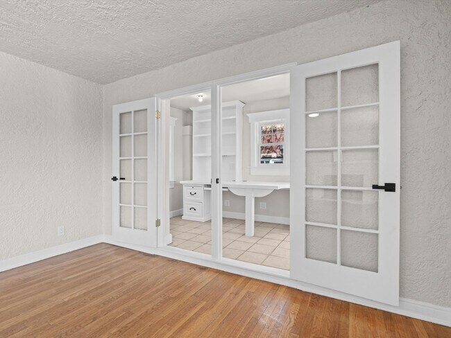 Building Photo - 2 bed, 1 bath with built in office near UNR