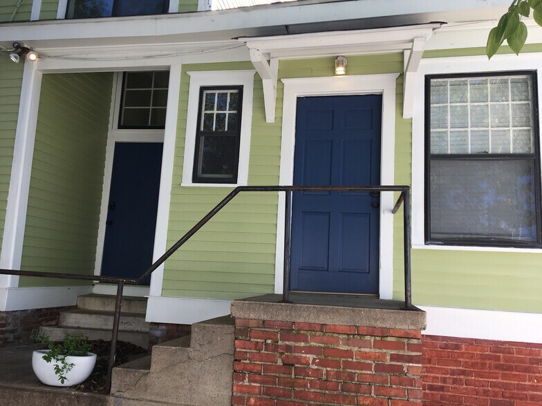 Building Photo - 1004 Scott St