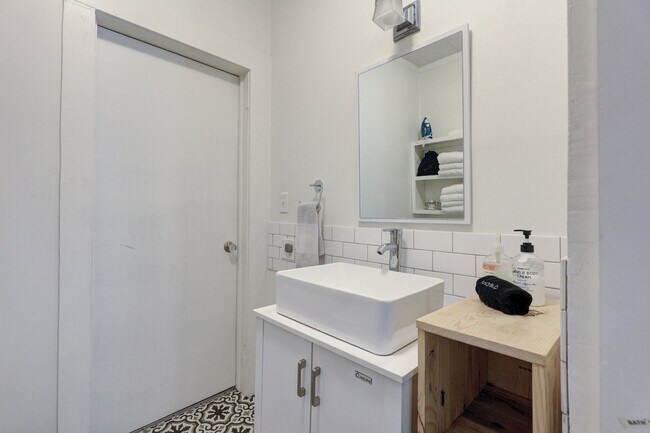 Building Photo - Fully Furnished in Owen Park!