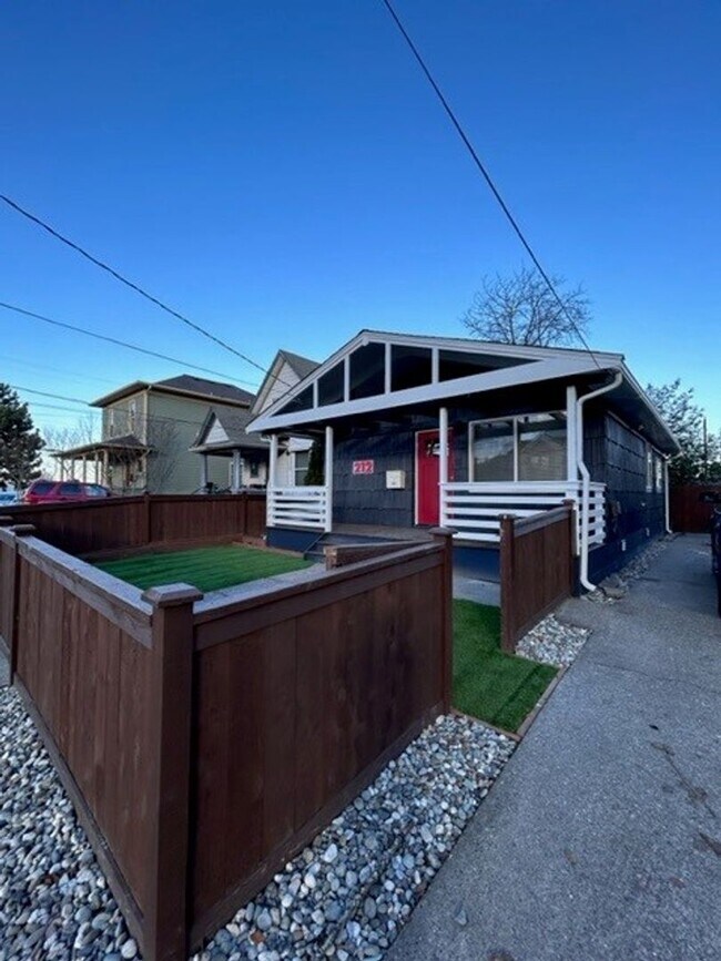 Building Photo - Completely Remodeled 2 BR/2 BA House available in the Central District
