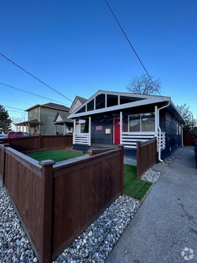 Building Photo - Completely Remodeled 2 BR/2 BA House avail...