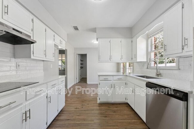 Building Photo - 4924 Roxbury Dr