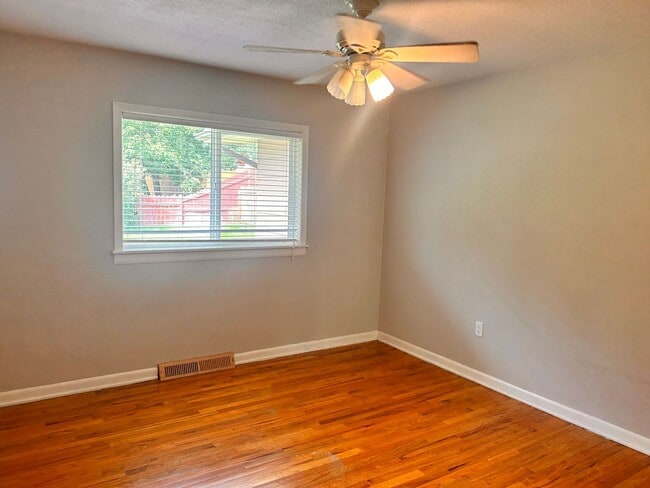 Building Photo - 4 Bedroom, 2 Bathroom in the Lower Rattles...