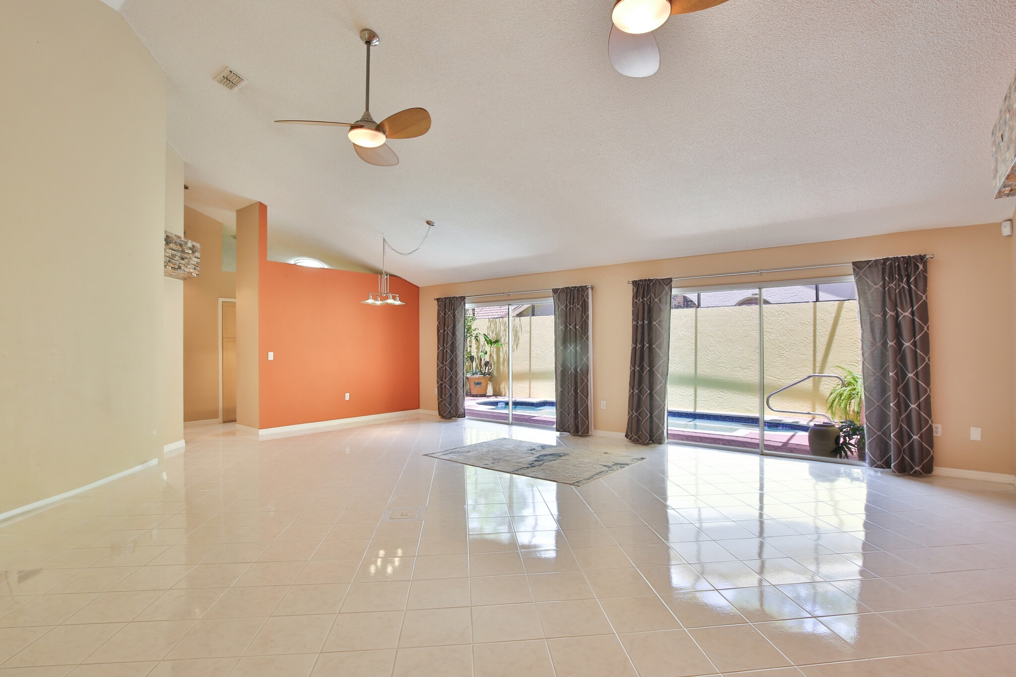 Large open living/dining room area - 4700 Tivoli Ave