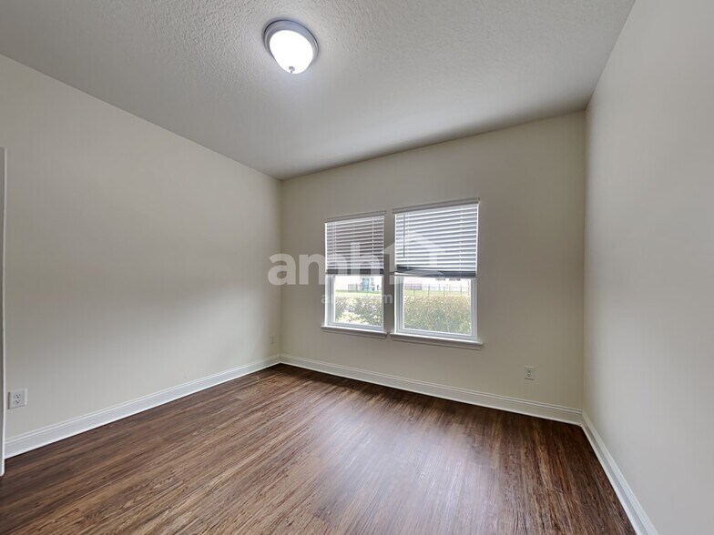 Building Photo - 917 Sunny Stroll Dr