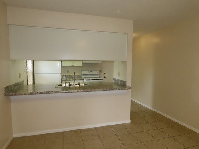 Building Photo - Sunnyside Lakeview 2br/2ba Apartment
