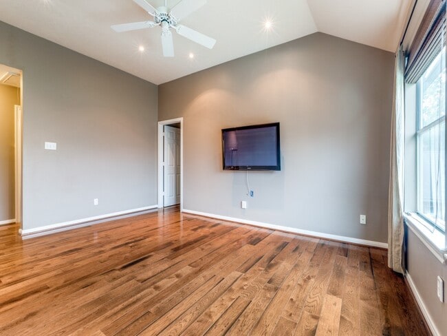 Building Photo - 1319 Park Wind Dr