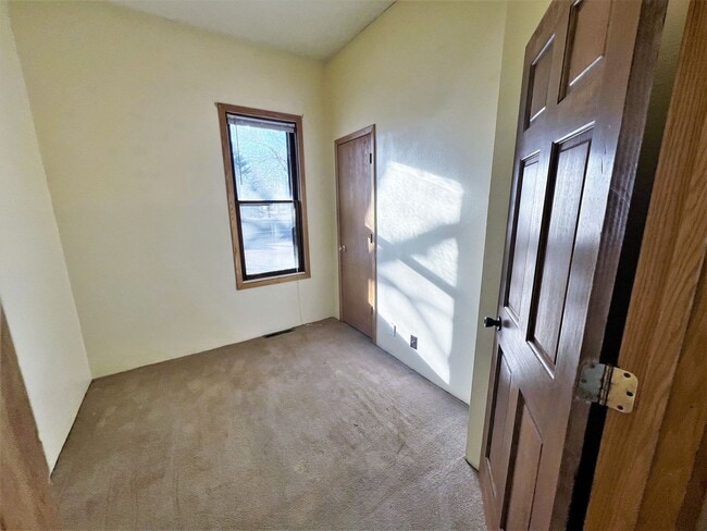 Building Photo - 801 E 6th- 4 bedroom house