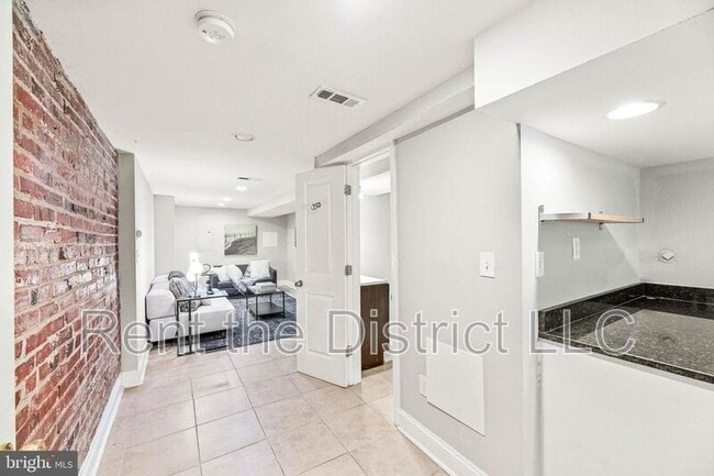 Building Photo - 25 Todd Pl NE