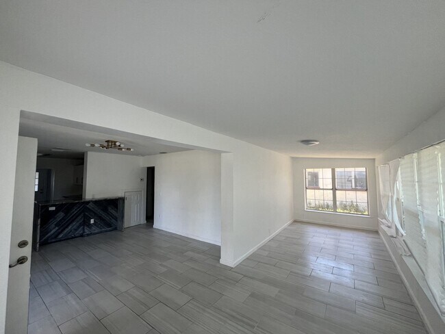 Building Photo - Beach Bungalow