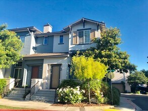 Building Photo - Beautifully updated, tri- level 4 Bd/2.5 B...