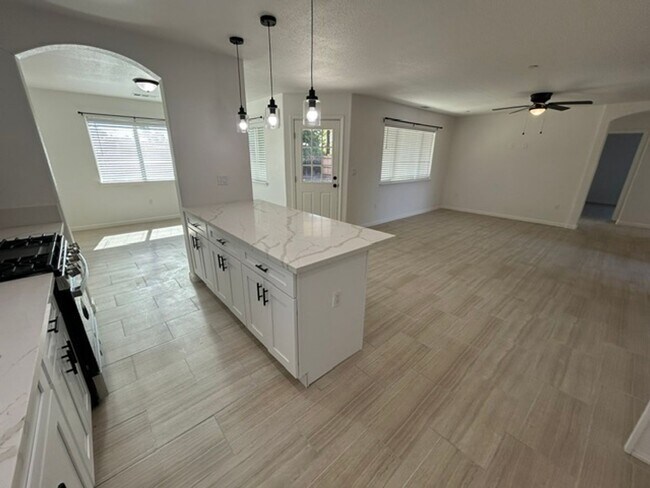 Building Photo - 820 N Cypress St