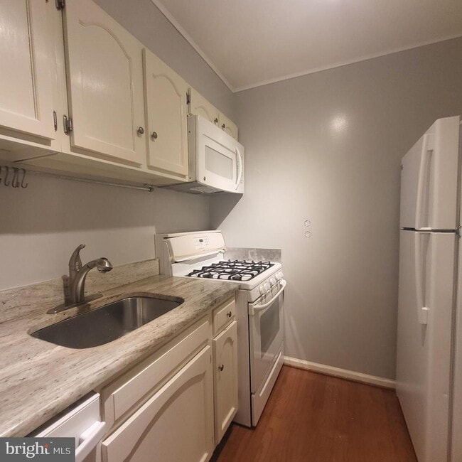 Building Photo - 5800 Cove Landing Rd