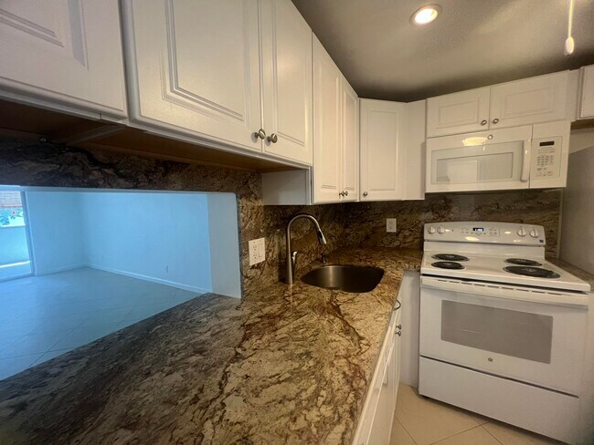 Building Photo - 2615 NE 3rd Ct