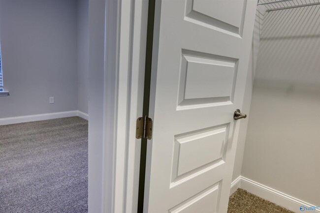 Building Photo - 102 Clift Crk Dr