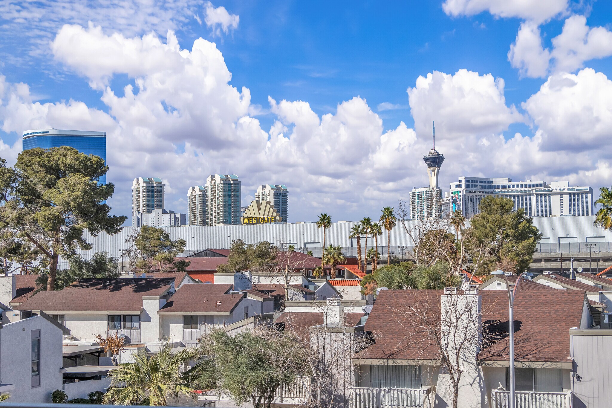 Building Photo - 725 N Royal Crest Cir