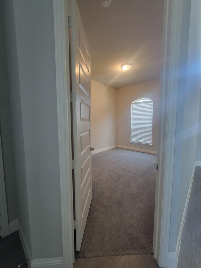 Building Photo - 1140 Barrix Dr