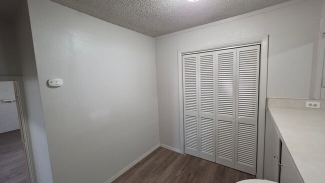 Building Photo - Spacious, Fresh, and Ready for Your Style: 3 Bed 2 Bath