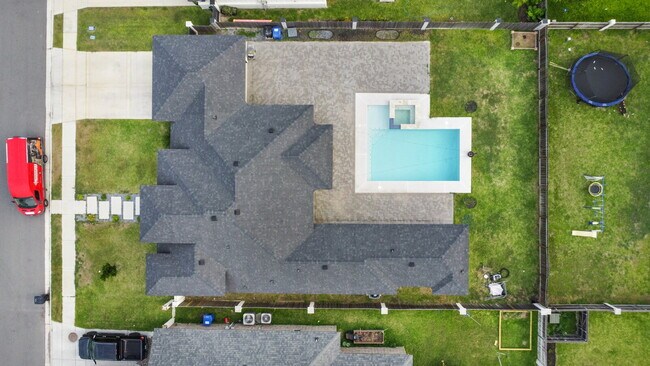 Building Photo - "Luxurious 4-Bed Oasis with Pool & 3.5 Baths in McAllen's Prime Locale!"