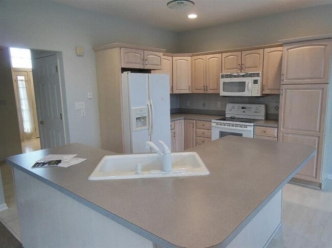 Building Photo - 9939 Sequoia Ln