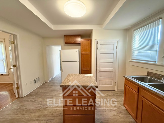 Building Photo - 1242 SW Wayne Ave