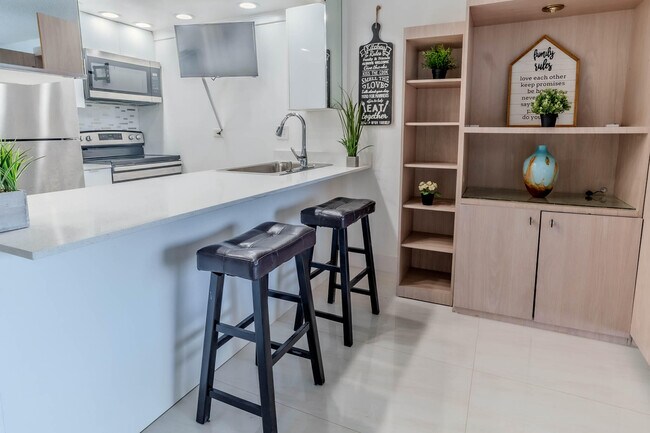 Building Photo - 3760 Inverrary Dr