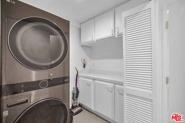 Building Photo - 1833 Franklin Canyon Dr