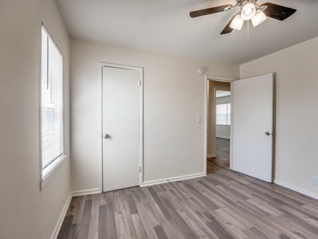 Building Photo - 2 Bedroom, 1 Bath Home in Shawnee!