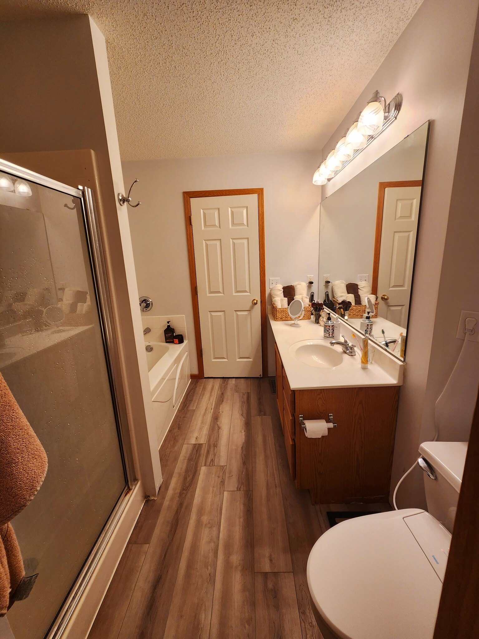 walk-through bathroom in master bedroom - 862 Princeton Ave