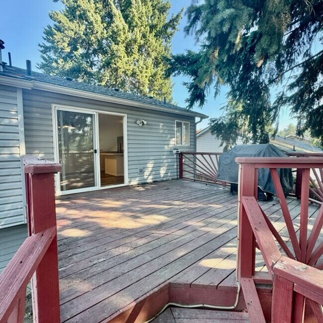 Building Photo - Cute 4 bed 2 bath move in ready home!