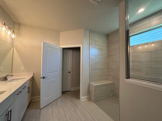 Building Photo - 450 Bandon Wy