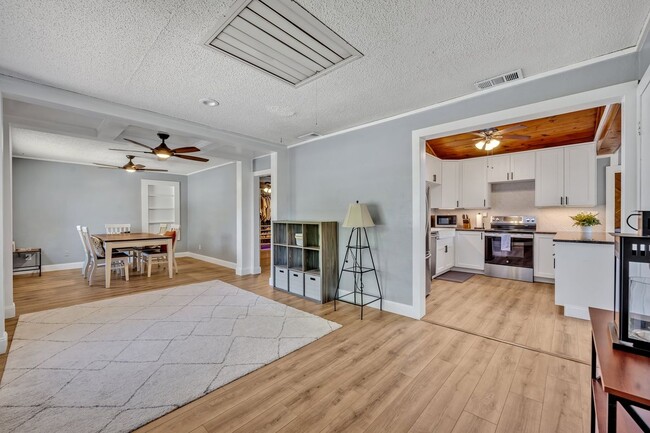 Building Photo - 525 S Crystal Lake Dr