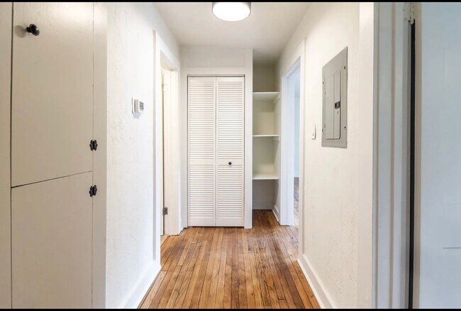 Building Photo - Recently Renovated 2 Bedroom Apartment in ...