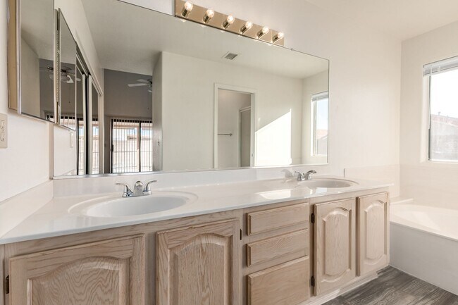 Building Photo - Spacious 3 Bed, 2 Bath Home in Peoria - Your Perfect Home Awaits!