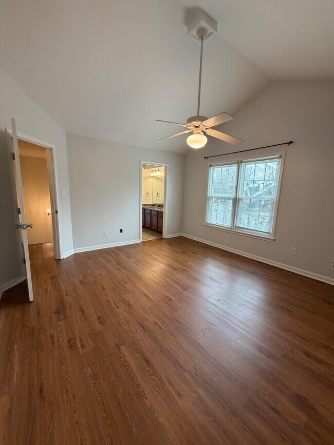 Building Photo - 525 Vineleaf Dr