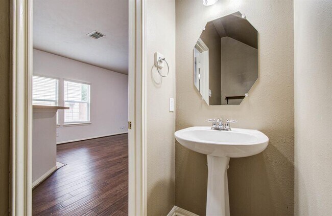 Building Photo - 14543 Bergenia Dr