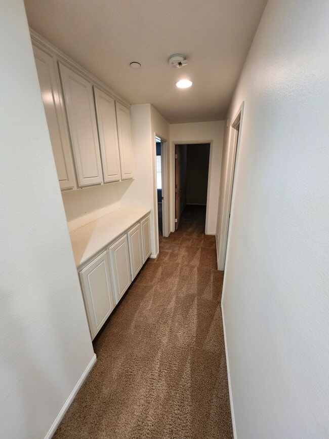 Building Photo - Beautiful two-story townhouse in Fontana G...