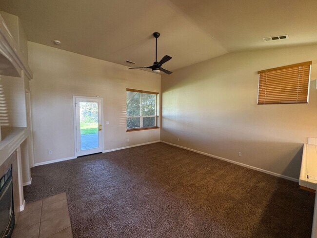 Building Photo - SE Visalia Cul-de-sac Home Available Now!