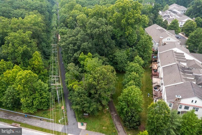 Building Photo - 805 Thicket Ct
