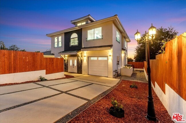 Primary Photo - 10347 Hillhaven Ave