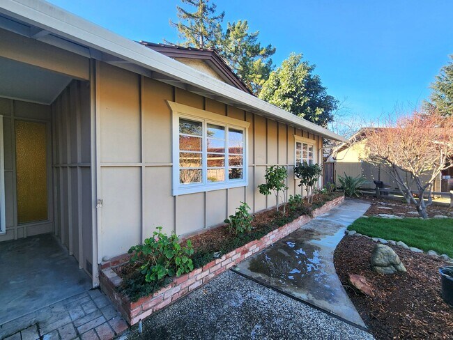 Building Photo - Charming Single Family Home Located in Sou...