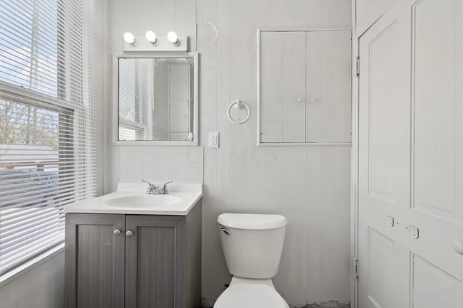 Building Photo - 170 Marion Ave