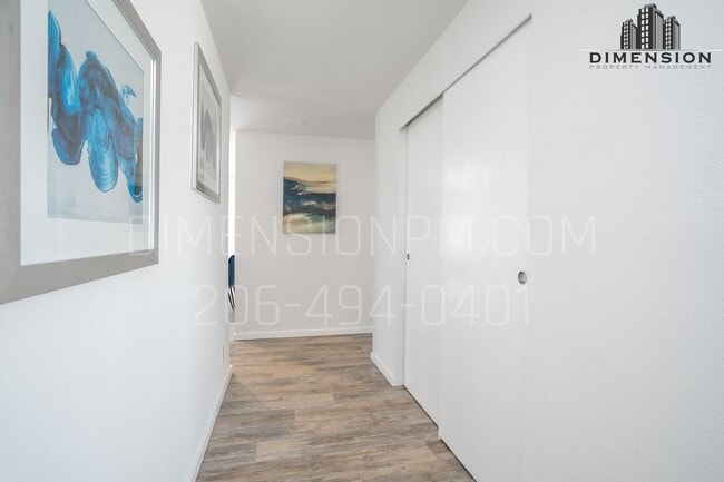 Building Photo - Modern & Updated 2-Bedroom, 1-Bath Duplex ...