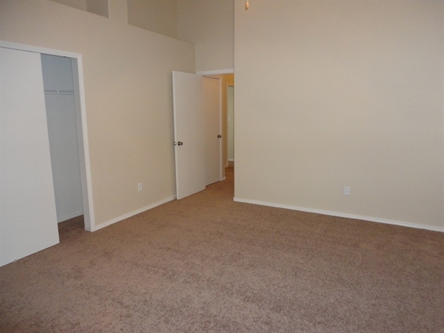 Building Photo - 6301 Vaughn Dr NE