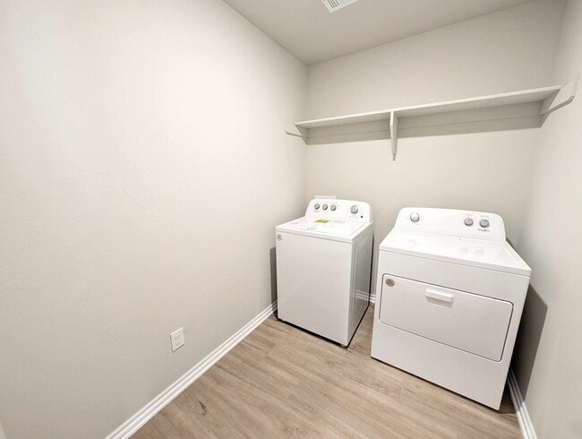 Building Photo - Newer 3/2 in Mustang Schools