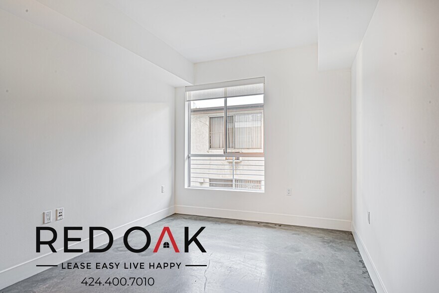 Building Photo - 453 S Kenmore Ave