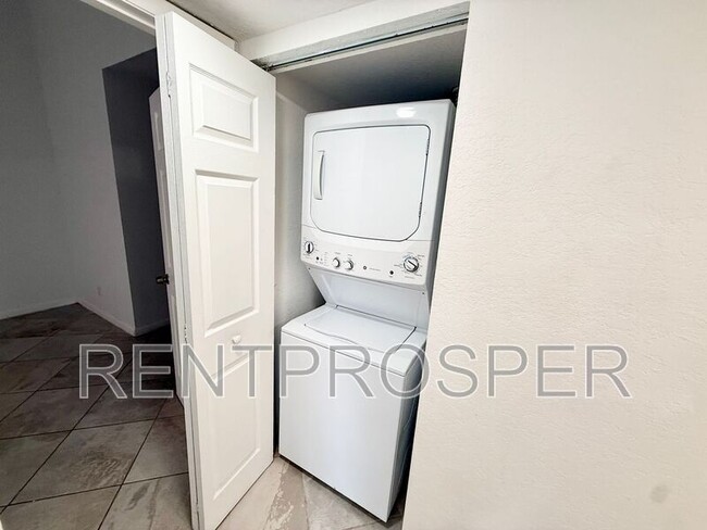 Building Photo - 4559 Lakeway Dr