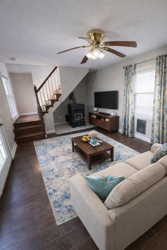 Building Photo - !! $500 OFF 2nds  MONTH'S RENT!!! Charming 3BR 2BA Home w/ Updated Kitchen + Large Front and Back...