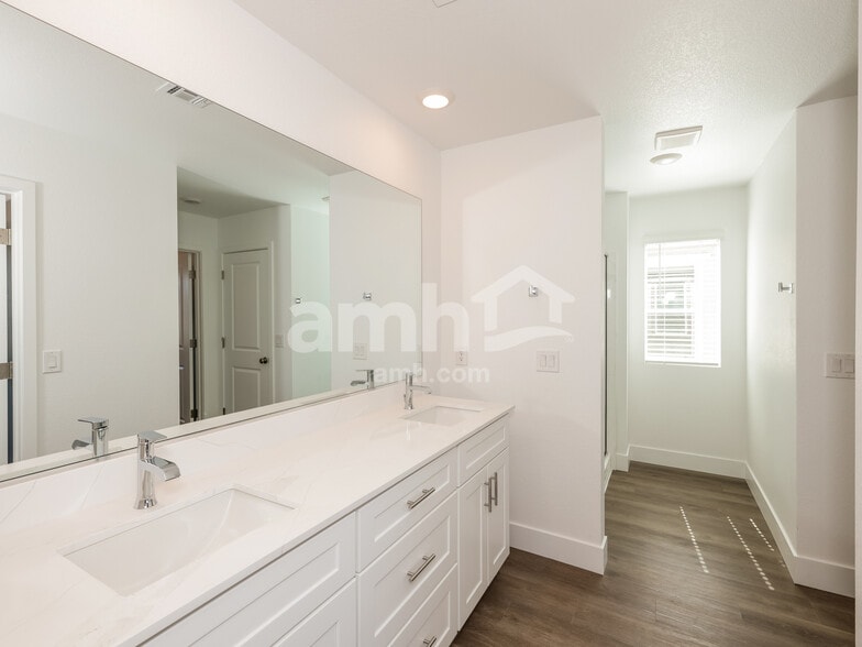 Building Photo - 8714 N Begonia Ct